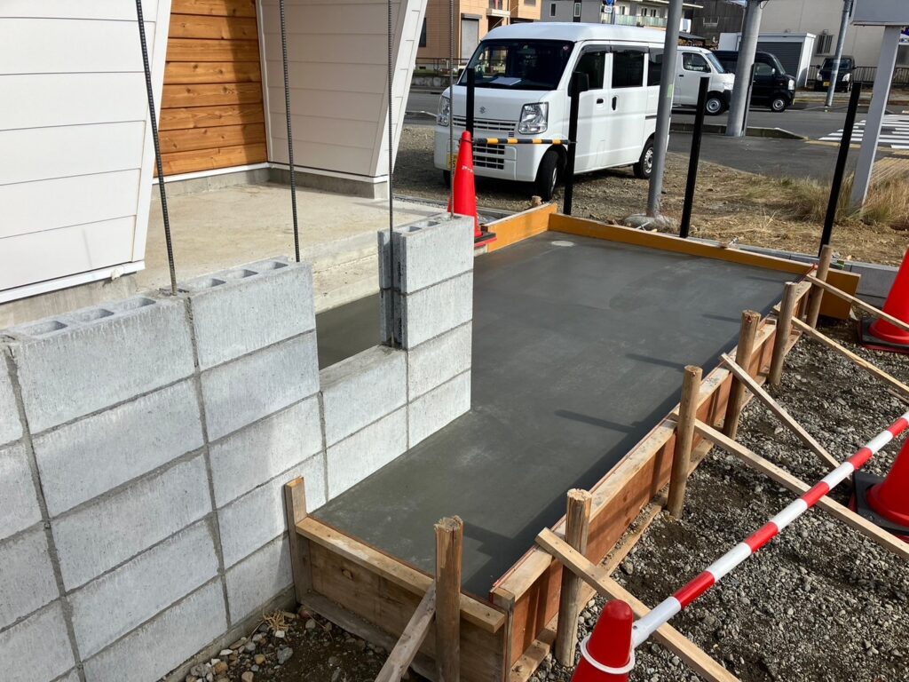 二瀬川新モデルハウスの外構工事が進行中です。