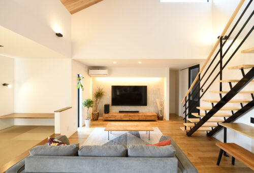 勾配天井で開放感と明るさのあるリビングでのびのび生活